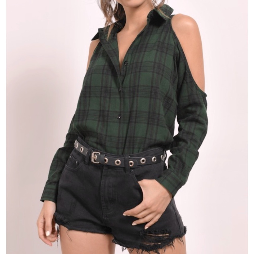 CHIC PLAID COLD SHOULDER TOP in red/black/blue